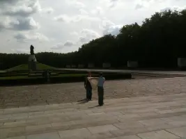 Scene bij Russisch Monument.webp